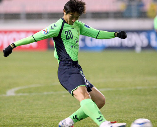 9일 전북 전주월드컵경기장에서 열린 프로축구 AFC 챔피언스리그 전북 현대와 가시마 앤틀러스의 경기에서 전북 이동국이 강슛을 날리고 있다.