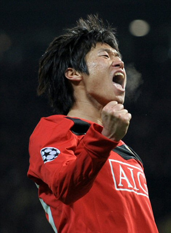 11일(한국시간) 영국 맨체스터 올드트래퍼드에서 열린 2009-2010 유럽축구연맹(UEFA) 챔피언스리그 16강 2차전 AC밀란과 홈 경기에서 골을 넣은 맨체스터 유나이티드 박지성이 골 세리머니를 하고 있다. 박지성은 2-0으로 이기고 있던 후반 14분 골 지역 오른쪽 구석에서 오른발로 팀의 세 번째 골을 터트렸다.