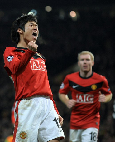 11일(한국시간) 영국 맨체스터 올드트래퍼드에서 열린 2009-2010 유럽축구연맹(UEFA) 챔피언스리그 16강 2차전 AC밀란과 홈 경기에서 골을 넣은 맨체스터 유나이티드 박지성이 골 세리머니를 하고 있다. 박지성은 2-0으로 이기고 있던 후반 14분 골 지역 오른쪽 구석에서 오른발로 팀의 세 번째 골을 터트렸다.