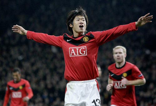 11일(한국시간) 영국 맨체스터 올드트래퍼드에서 열린 2009-2010 유럽축구연맹(UEFA) 챔피언스리그 16강 2차전 AC밀란과 홈 경기에서 골을 넣은 맨체스터 유나이티드 박지성이 골 세리머니를 하고 있다. 박지성은 2-0으로 이기고 있던 후반 14분 골 지역 오른쪽 구석에서 오른발로 팀의 세 번째 골을 터트렸다.