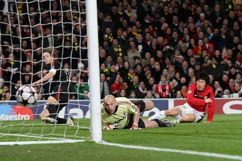 11(한국시간) 영국 맨체스터 올드트래퍼드에서 열린 2009-2010 유럽축구연맹(UEFA) 챔피언스리그 16강 2차전 AC밀란과 홈 경기에서 맨체스터 유나이티드의 박지성(오른쪽)이 세번째 골을 성공시키고 있다.