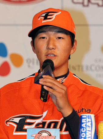 한화 신인 김용주가 취재진의 질문에 답하고 있다.