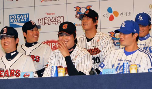 올 시즌 프로야구 개막을 닷새 앞둔 22일 서울 삼성동 그랜드 인터컨티넨탈 호텔에서 8개 구단 감독과 선수들이 한 자리에 모이는 미디어데이 행사가 열렸다. 롯데 이대호 선수가 "도루는 왜 하지 않느냐"는 꼬마팬의 질문에 환하게 웃고 있다.