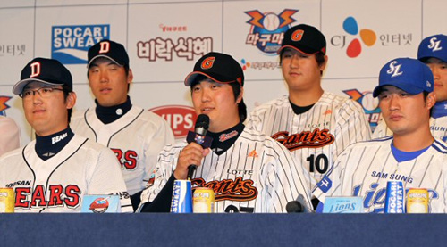 올 시즌 프로야구 개막을 닷새 앞둔 22일 서울 삼성동 그랜드 인터컨티넨탈 호텔에서 8개 구단 감독과 선수들이 한 자리에 모이는 미디어데이 행사가 열렸다. 롯데 조정훈을 비롯한 각팀 선수들이 취재진의 질문에 답하고 있다.