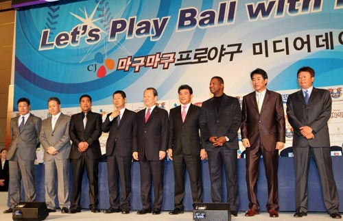 올 시즌 프로야구 개막을 닷새 앞둔 22일 서울 삼성동 그랜드 인터컨티넨탈 호텔에서 8개 구단 감독과 선수들이 한 자리에 모이는 미디어데이 행사가 열렸다. 한화 한대화 감독, 두산 김경문 감독, KIA 조범현 감독, SK 김성근 감독, 유영구 KBO 총재, LG 박종훈 감독, 롯데 로이스터 감독, 넥센 김시진 감독, 삼성 선동렬 감독(왼쪽부터)이 기념촬영을 하고 있다.
