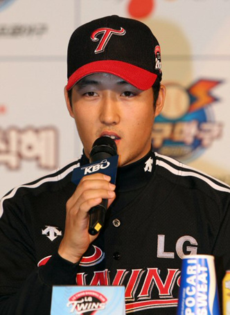 LG 신인 신정락이 취재진의 질문에 답하고 있다.