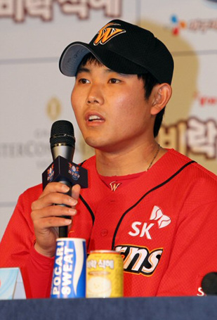 SK 신인 문광은이 취재진의 질문에 답하고 있다.