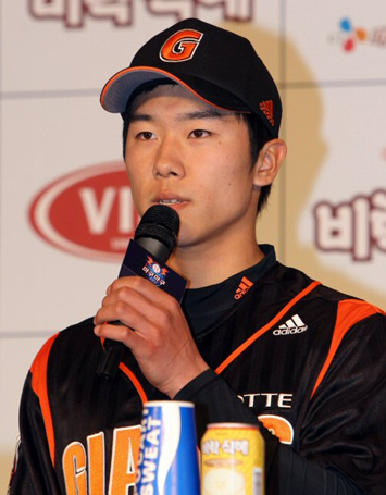 롯데 신인 이현준이 취재진의 질문에 답하고 있다.