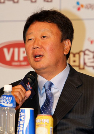 올 시즌 프로야구 개막을 닷새 앞둔 22일 서울 삼성동 그랜드 인터컨티넨탈 호텔에서 8개 구단 감독과 선수들이 한 자리에 모이는 미디어데이 행사가 열렸다. 삼성 선동열 감독이 올시즌 각오를 밝히고 있다.