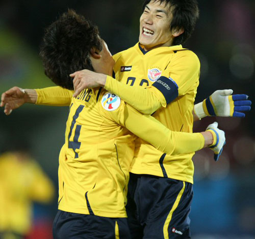 23일 성남탄천종합운동장에서 벌어진 2010 AFC 챔피언스리그 조별리그 E조 3차전 베이징 궈안과 성남 일화의 경기 후반 0대1로 뒤진 상황에서 동점골을 넣은 성남 송호영(왼쪽)이 동료 장학영과 함께 기뻐하고 있다. 성남 3대1 승.
