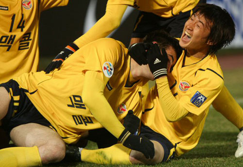 23일 성남탄천종합운동장에서 벌어진 2010 AFC 챔피언스리그 조별리그 E조 3차전 베이징 궈안과 성남 일화의 경기에서 후반 1대1 동점 상황에서 역전골을 넣은 성남 라돈치치(왼쪽)가 동료들과 함께 기뻐하고 있다. 성남 3대1 승.