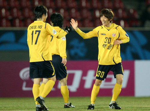 23일 성남탄천종합운동장에서 벌어진 2010 AFC 챔피언스리그 조별리그 E조 3차전 베이징 궈안과 성남 일화의 경기에서 후반 2대1 앞선 상황에서 쐐기골을 넣은 성남 조재철(오른쪽)이 동료들과 함께 기뻐하고 있다. 성남 3대1 승.