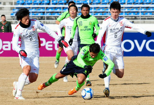 24일 오후 중국 창춘 진카이경기장에서 열린 2010 AFC(아시아축구연맹)챔피언스리그 조별리그 F조 3차전 전북 현대와 챵춘 야타이의 경기에서 돌파를 시도하던 전북 현대 에닝요(가운데)가 창춘 야타이 수비에 걸려 넘어지고 있다.