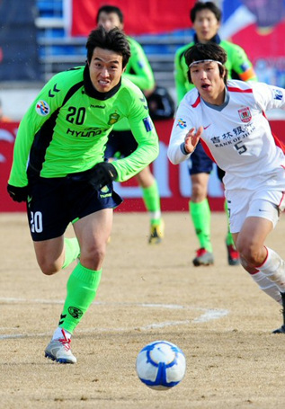 24일 오후 중국 창춘 진카이경기장에서 열린 2010 AFC(아시아축구연맹)챔피언스리그 조별리그 F조 3차전 전북 현대와 챵춘 야타이의 경기에서 전북 현대 이동국이 드리블하고 있다.