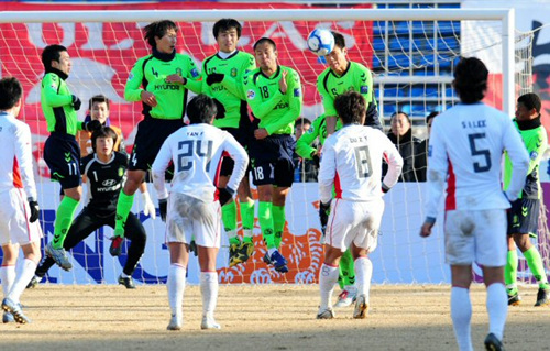24일 오후 중국 창춘 진카이경기장에서 열린 2010 AFC(아시아축구연맹)챔피언스리그 조별리그 F조 3차전 전북 현대와 챵춘 야타이의 경기에서 전북 현대 손승준이 창춘 야타이 두전위의 프리킥을 몸으로 막아내고 있다.