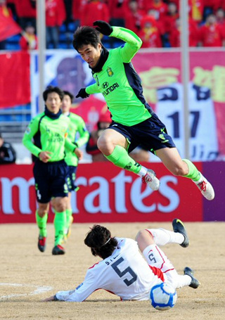 24일 오후 중국 창춘 진카이경기장에서 열린 2010 AFC(아시아축구연맹)챔피언스리그 조별리그 F조 3차전 전북 현대와 챵춘 야타이의 경기에서 전북 현대 이동국이 창춘 야타이 이세인의 태클을 피하고 있다.