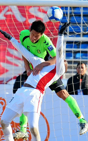 24일 오후 중국 창춘 진카이경기장에서 열린 2010 AFC(아시아축구연맹)챔피언스리그 조별리그 F조 3차전 전북 현대와 챵춘 야타이의 경기에서 전북 현대 손승준이 창춘 야타이 우들리에 앞서 공중볼을 처리하고 있다.