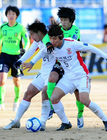 24일 오후 중국 창춘 진카이경기장에서 열린 2010 AFC(아시아축구연맹)챔피언스리그 조별리그 F조 3차전 전북 현대와 챵춘 야타이의 경기에서 전북 현대 서정진(가운데)과 창춘 야타이 얀팽이 볼을 다투고 있다.