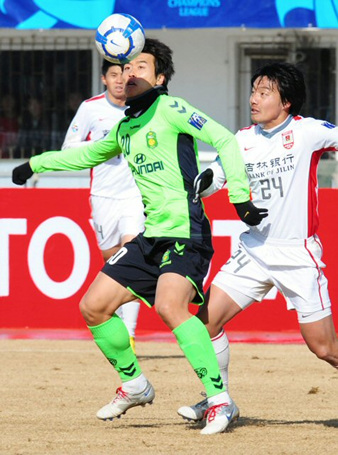 24일 오후 중국 창춘 진카이경기장에서 열린 2010 AFC(아시아축구연맹)챔피언스리그 조별리그 F조 3차전 전북 현대와 챵춘 야타이의 경기에서 전북 현대 이동국이 창춘 야타이의 얀팽과 공다툼을 벌이고 있다.
