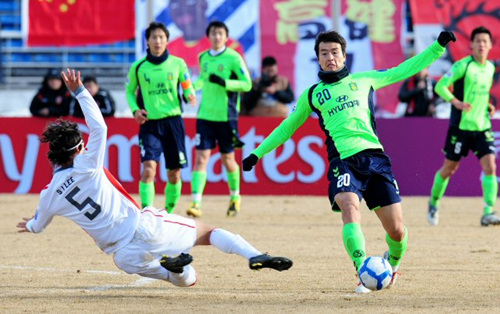 24일 오후 중국 창춘 진카이경기장에서 열린 2010 AFC(아시아축구연맹)챔피언스리그 조별리그 F조 3차전 전북 현대와 챵춘 야타이의 경기에서 전북 현대 이동국이 창춘 야타이 이세인의 태클을 피해 돌파를 시도하고 있다.