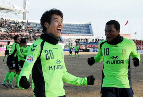 24일 오후 중국 창춘 진카이경기장에서 열린 2010 AFC(아시아축구연맹)챔피언스리그 조별리그 F조 3차전 전북 현대와 챵춘 야타이의 경기에서 후반전 역전골을 넣은 이동국이 환호하고 있다.