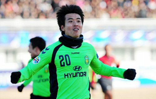 24일 오후 중국 창춘 진카이경기장에서 열린 2010 AFC(아시아축구연맹)챔피언스리그 조별리그 F조 3차전 전북 현대와 챵춘 야타이의 경기에서 후반전 역전골을 넣은 이동국이 환호하고 있다.