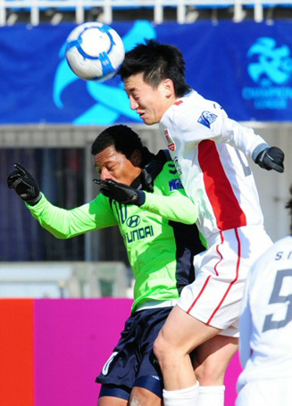 24일 오후 중국 창춘 진카이경기장에서 열린 2010 AFC(아시아축구연맹)챔피언스리그 조별리그 F조 3차전 전북 현대와 챵춘 야타이의 경기에서 전북 현대 루이스와 창춘 야타이 루 지아준이 공중볼을 다투고 있다.