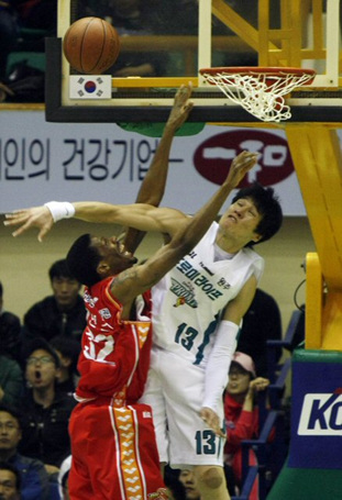 24일 오후 원주 치악체육관에서 열린 프로농구 4강 플레이오프 3차전 원주 동부와 울산 모비스의 경기에서 동부 윤호영(오른쪽)이 모비스 헤인즈의 슛을 블로킹 하고 있다.