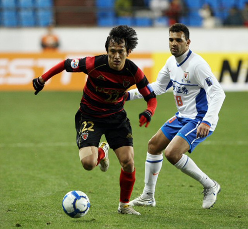 24일 경북 포항스틸야드에서 열린 2010 아시아축구연맹(AFC) 챔피언스리그 조별리그 포항 스틸러스-산둥 루넝(중국) 경기에서 포항의 노병준이 드리볼을 하고 있다.