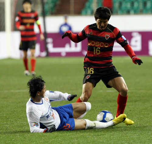 24일 경북 포항스틸야드에서 열린 2010 아시아축구연맹(AFC) 챔피언스리그 조별리그 포항 스틸러스-산둥 루넝(중국) 경기에서 포항의 김정겸이 드리블을 하고 있다.