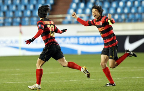 24일 경북 포항스틸야드에서 열린 2010 아시아축구연맹(AFC) 챔피언스리그 조별리그 포항 스틸러스-산둥 루넝(중국) 경기에서 포항의 노병준이 골을 성공시키자 동료 오카야마가 노병준에게 환호를 보내고 있다.