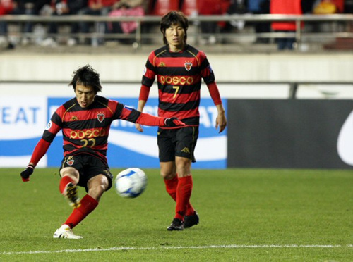 24일 경북 포항스틸야드에서 열린 2010 아시아축구연맹(AFC) 챔피언스리그 조별리그 포항 스틸러스-산둥 루넝(중국) 경기에서 포항의 노병준이 프리킥을 골로 연결시키고 있다.