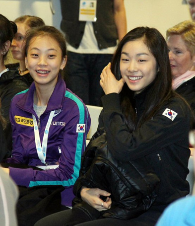 '피겨 퀸' 김연아와 곽민정이 25일 오후 이탈리아 토리노 팔라벨라 빙상장에서 열린 2010 ISU 세계 피겨스케이팅 선수권대회 여자 쇼트 프로그램 조추첨에서 밝게 웃고 있다. 김연아는 마지막조 2번째 51번을 뽑았다.