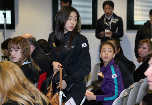 '피겨 퀸' 김연아가 25일 오후 이탈리아 토리노 팔라벨라 빙상장에서 열린 2010 ISU 세계 피겨스케이팅 선수권대회 여자 쇼트 프로그램 조추첨을 마친 뒤 추첨장을 떠나고 있다. 김연아는 마지막조 2번째 51번을 뽑았다.