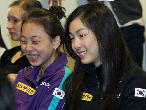 '피겨 퀸' 김연아와 곽민정이 25일 오후 이탈리아 토리노 팔라벨라 빙상장에서 열린 2010 ISU 세계 피겨스케이팅 선수권대회 여자 쇼트 프로그램 조추첨에서 밝게 웃고 있다. 김연아는 마지막조 2번째 51번을 뽑았다.