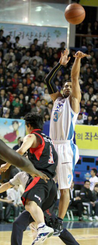 25일 전북 전주실내체육관에서 열

린 프로농구 4강 플레이오프 3차전 전주 KCC 대 부산 KT의 경기. KCC 전태풍이 3점슛을 쏘고 있다.