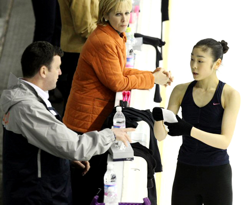 세계 피겨스케이팅 선수권대회 2연패에 도전하는 '피겨 퀸' 김연아가 25일 밤 이탈리아 토리노 타졸리 빙상장에서 열린 연습에서 오서 코치와 대화를 나누고 있다.