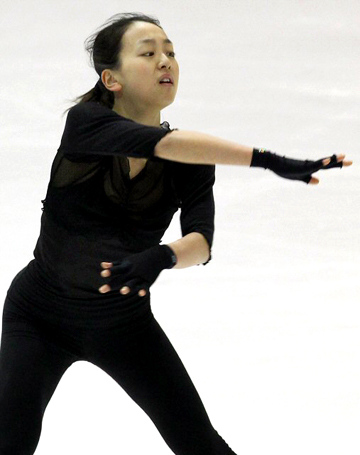 2010 ISU 세계 피겨스케이팅 선수권대회에 참가하는 '일본 피겨의 간판' 아사다 마오가 25일 밤 이탈리아 토리노 타졸리 빙상장에서 몸을 풀고 있다.