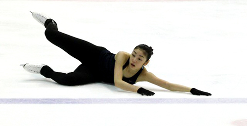 세계 피겨스케이팅 선수권대회 2연패에 도전하는 '피겨 퀸' 김연아가 25일 밤 이탈리아 토리노 타졸리 빙상장에서 열린 연습에서 중심을 잃고 넘어져 있다.