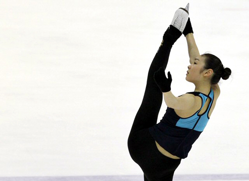세계 피겨스케이팅 선수권대회 2연패에 도전하는 '피겨 퀸' 김연아가 25일 밤 이탈리아 토리노 타졸리 빙상장에서 열린 연습에서 가볍게 몸을 풀고 있다.