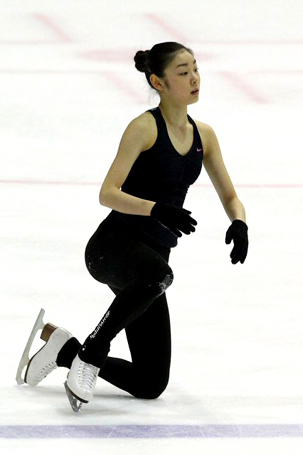 세계 피겨스케이팅 선수권대회 2연패에 도전하는 '피겨 퀸' 김연아가 25일 밤 이탈리아 토리노 타졸리 빙상장에서 열린 연습에서 중심을 잃고 넘어져 있다.