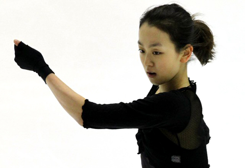 2010 ISU 세계 피겨스케이팅 선수권대회에 참가하는 '일본 피겨의 간판' 아사다 마오가 25일 밤 이탈리아 토리노 타졸리 빙상장에서 몸을 풀고 있다.