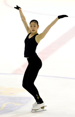 세계 피겨스케이팅 선수권대회 2연패에 도전하는 '피겨 퀸' 김연아가 25일 밤 이탈리아 토리노 타졸리 빙상장에서 열린 연습에서 가볍게 몸을 풀고 있다.
