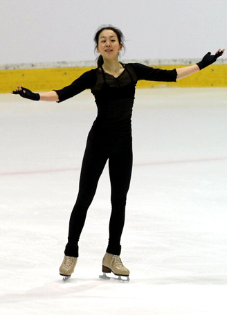 2010 ISU 세계 피겨스케이팅 선수권대회에 참가하는 '일본 피겨의 간판' 아사다 마오가 25일 밤 이탈리아 토리노 타졸리 빙상장에서 몸을 풀고 있다.