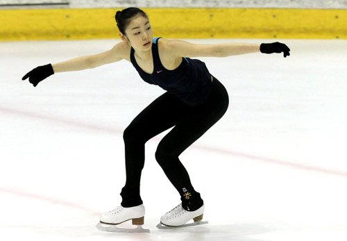 세계 피겨스케이팅 선수권대회 2연패에 도전하는 '피겨 퀸' 김연아가 25일 밤 이탈리아 토리노 타졸리 빙상장에서 열린 연습에서 가볍게 몸을 풀고 있다.