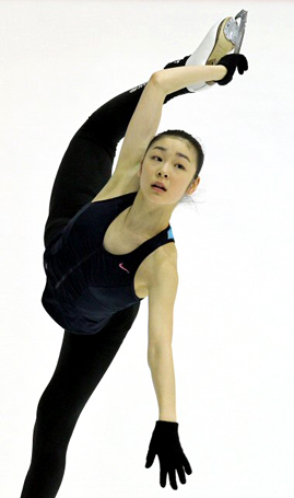 세계 피겨스케이팅 선수권대회 2연패에 도전하는 '피겨 퀸' 김연아가 25일 밤 이탈리아 토리노 타졸리 빙상장에서 열린 연습에서 가볍게 몸을 풀고 있다.