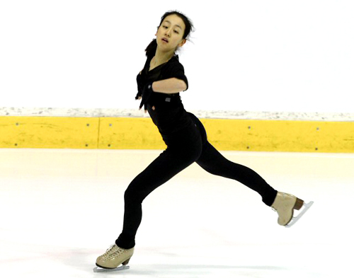 2010 ISU 세계 피겨스케이팅 선수권대회에 참가하는 '일본 피겨의 간판' 아사다 마오가 25일 밤 이탈리아 토리노 타졸리 빙상장에서 몸을 풀고 있다.