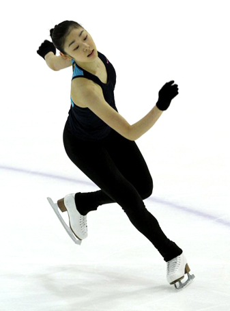 세계 피겨스케이팅 선수권대회 2연패에 도전하는 '피겨 퀸' 김연아가 25일 밤 이탈리아 토리노 타졸리 빙상장에서 열린 연습에서 가볍게 몸을 풀고 있다.