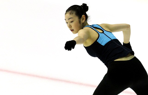 세계 피겨스케이팅 선수권대회 2연패에 도전하는 '피겨 퀸' 김연아가 25일 밤 이탈리아 토리노 타졸리 빙상장에서 열린 연습에서 가볍게 몸을 풀고 있다.