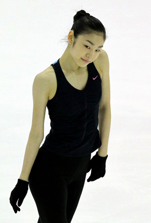 세계 피겨스케이팅 선수권대회 2연패에 도전하는 '피겨 퀸' 김연아가 25일 밤 이탈리아 토리노 타졸리 빙상장에서 열린 연습에서 가볍게 몸을 풀고 있다.